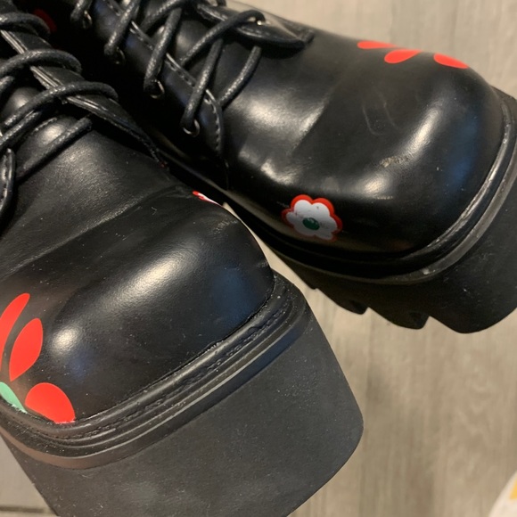 Dolls Kill LAMODA Black Free Spirit Platform Lug Flower Ankle Boots size 6 - Picture 14 of 14